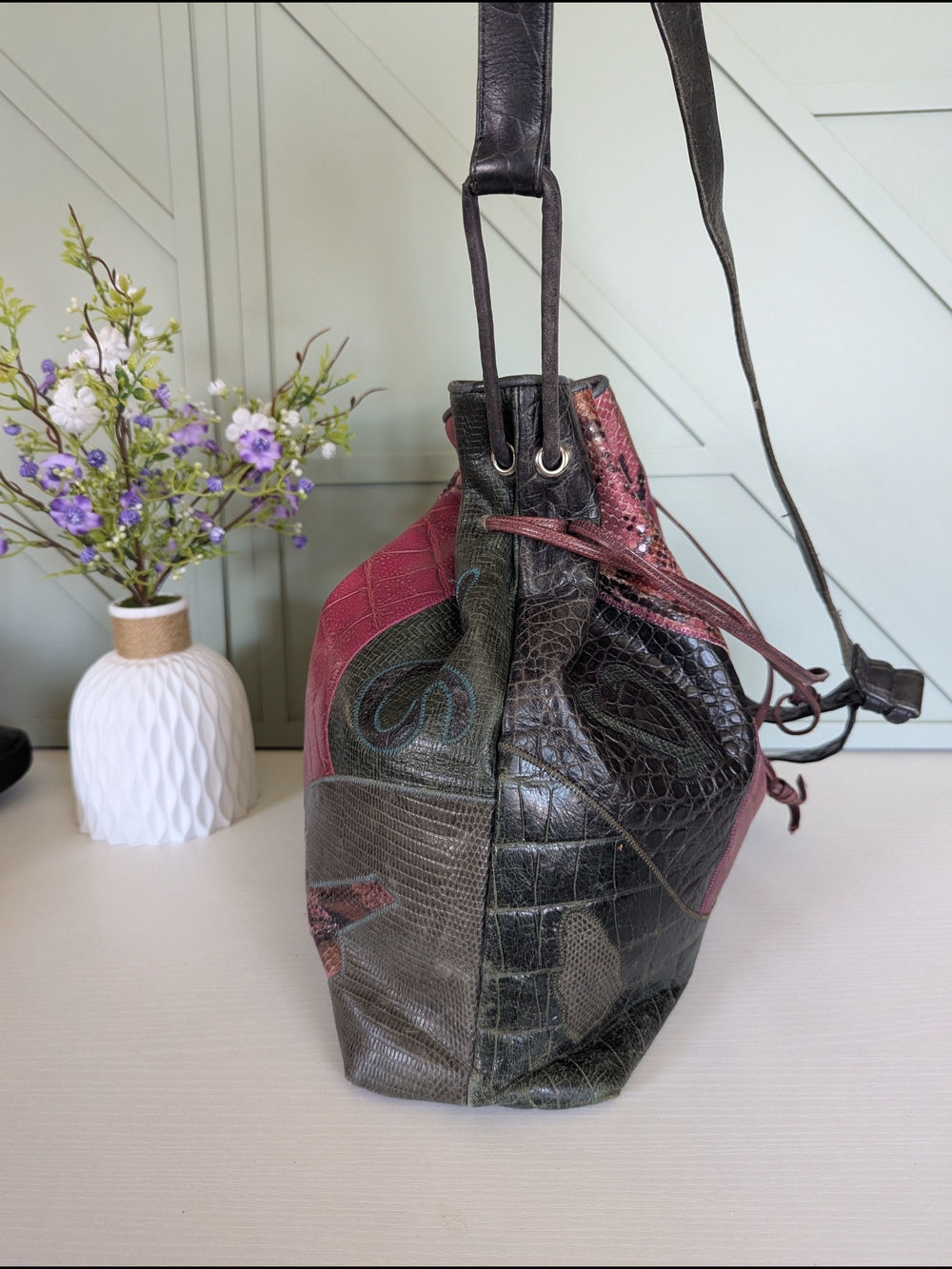 Vintage 1980s Sharif bucket bag. It features a distinctive multicolored patchwo - Picture 4 of 14